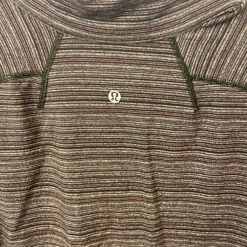 Men’s Large Lululemon 1/2 zip up with thumb rings
